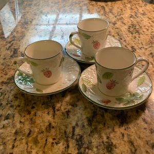 Small teacups with saucers.